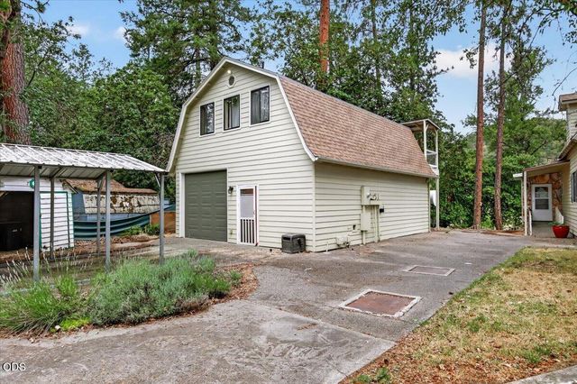 2204 Lampman Road, Gold Hill, OR 97525