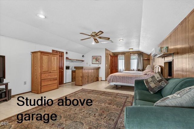 2204 Lampman Road, Gold Hill, OR 97525