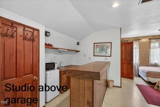 2204 Lampman Road, Gold Hill, OR 97525