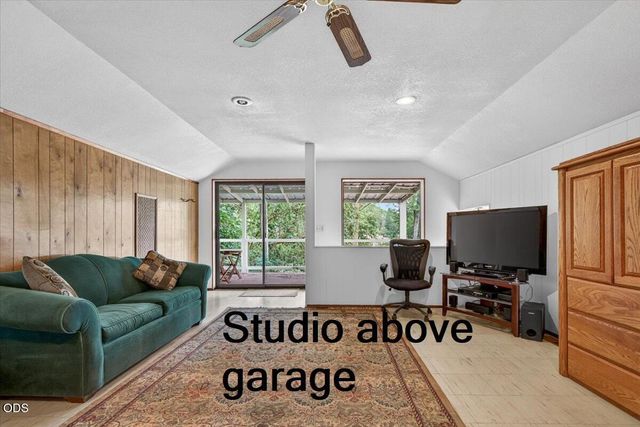 2204 Lampman Road, Gold Hill, OR 97525
