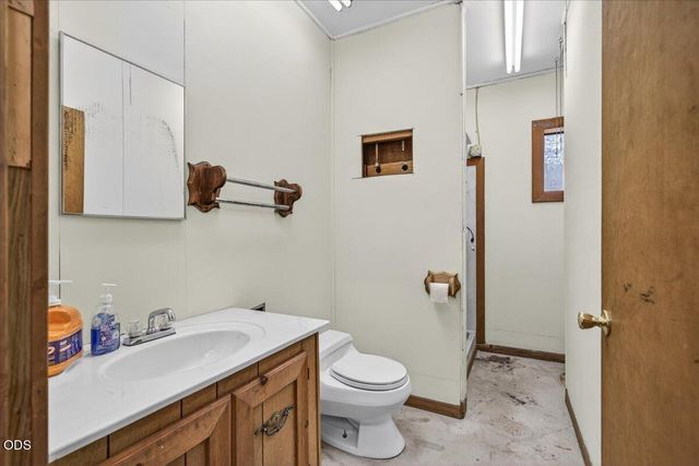 2204 Lampman Road, Gold Hill, OR 97525