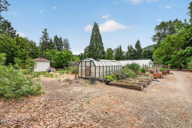 2204 Lampman Road, Gold Hill, OR 97525