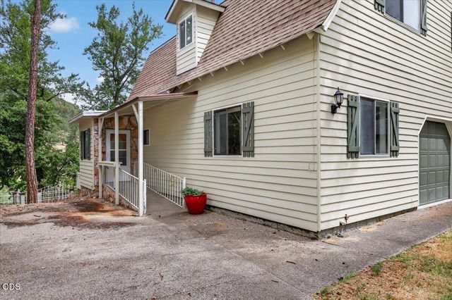 2204 Lampman Road, Gold Hill, OR 97525