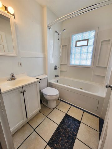 3905 Cambridge Street, Des Moines, IA 50313