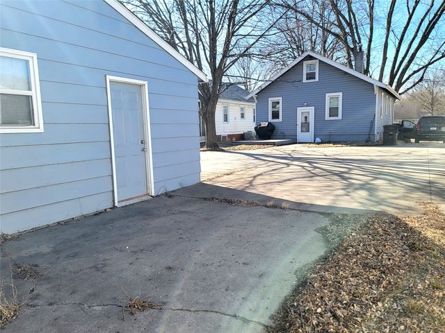 3905 Cambridge Street, Des Moines, IA 50313