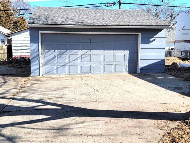 3905 Cambridge Street, Des Moines, IA 50313