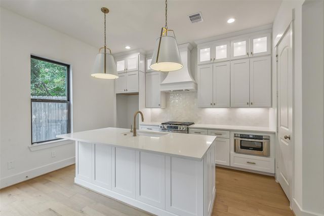1114 Pearlwood Drive, Houston, TX 77008