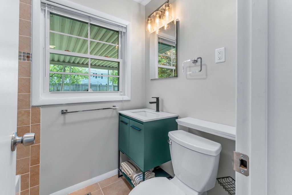 Image 15 of property listing at 12605 MEMORY LN, Bowie, MD 20715
