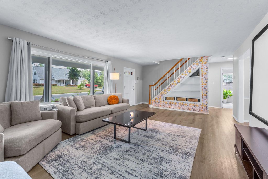 Image 5 of property listing at 12605 MEMORY LN, Bowie, MD 20715