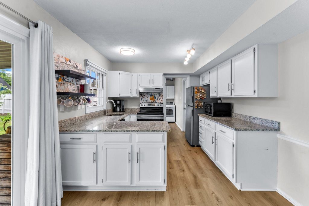 Image 7 of property listing at 12605 MEMORY LN, Bowie, MD 20715