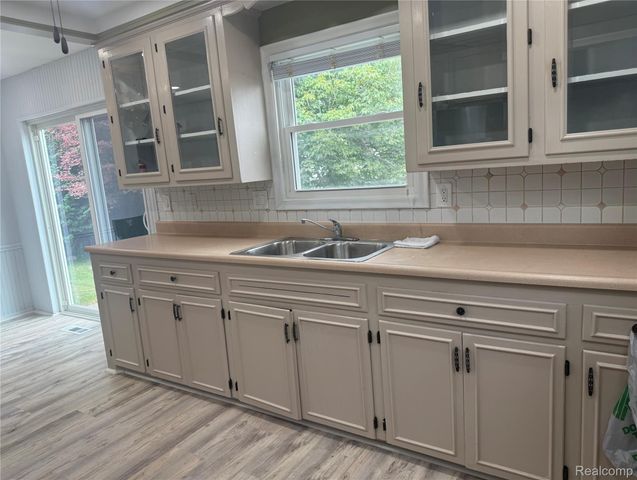 32720 Grandview Avenue, Westland, MI 48186