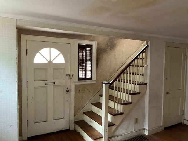 9 Larch Rd, Wellesley, MA 02482