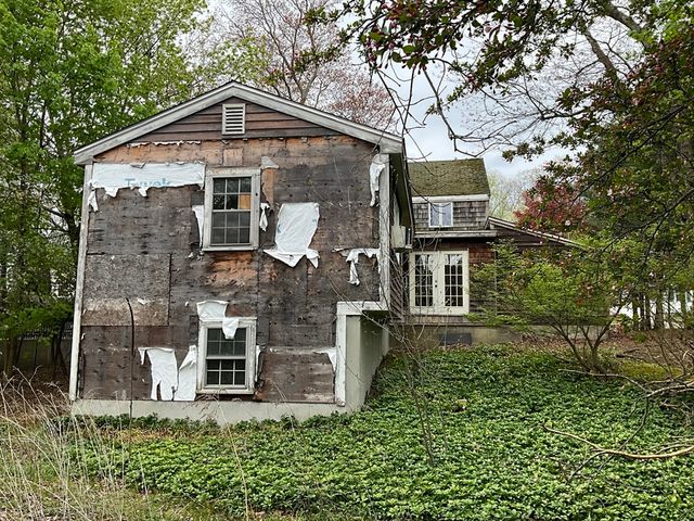 9 Larch Rd, Wellesley, MA 02482