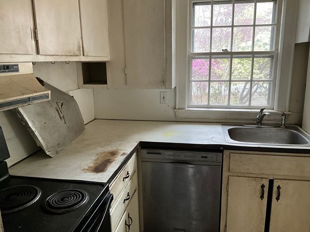 9 Larch Rd, Wellesley, MA 02482