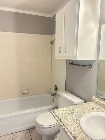 1051 COUNTRY CLUB G-28, Seguin, TX 78155