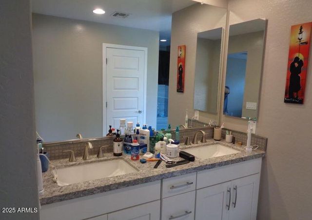 240 N SENATE Street, Chandler, AZ 85225