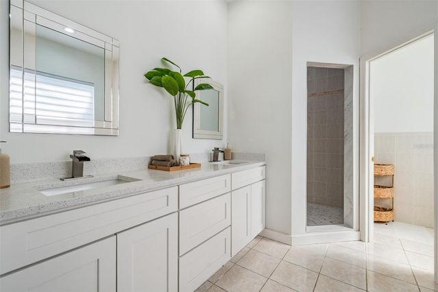 8905 W HAMILTON AVENUE, Tampa, FL 33615