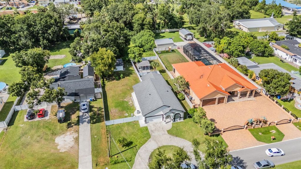 Image 4 of property listing at 8905 W HAMILTON AVENUE, Tampa, FL 33615