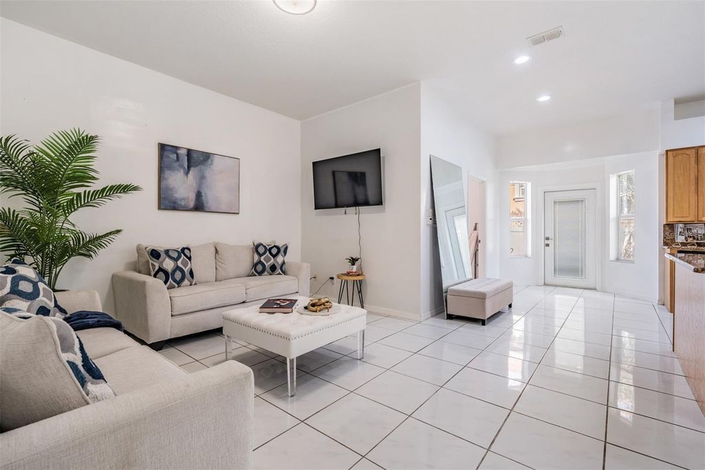 Image 31 of property listing at 8905 W HAMILTON AVENUE, Tampa, FL 33615