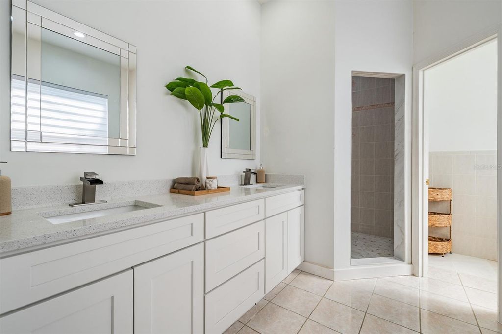 Image 37 of property listing at 8905 W HAMILTON AVENUE, Tampa, FL 33615