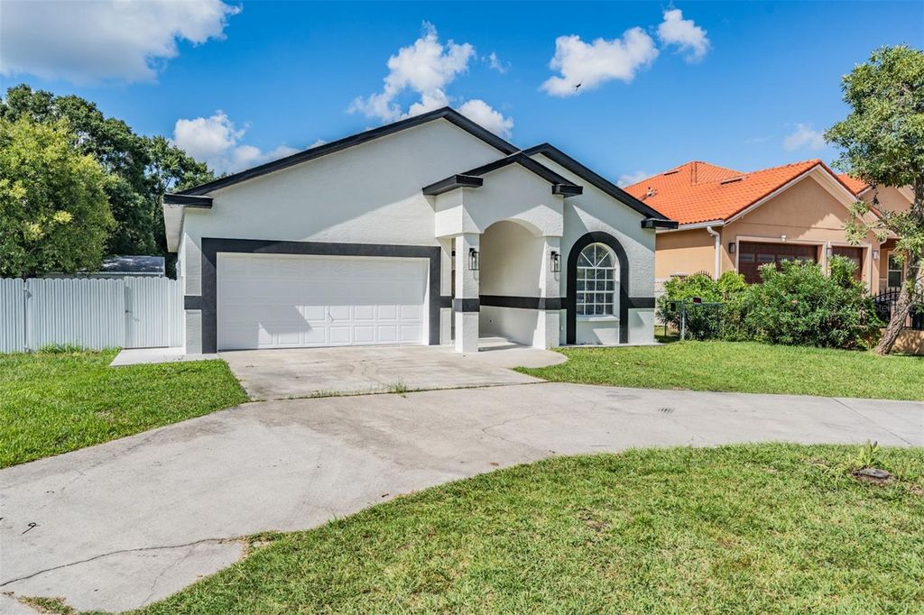 Image 9 of property listing at 8905 W HAMILTON AVENUE, Tampa, FL 33615