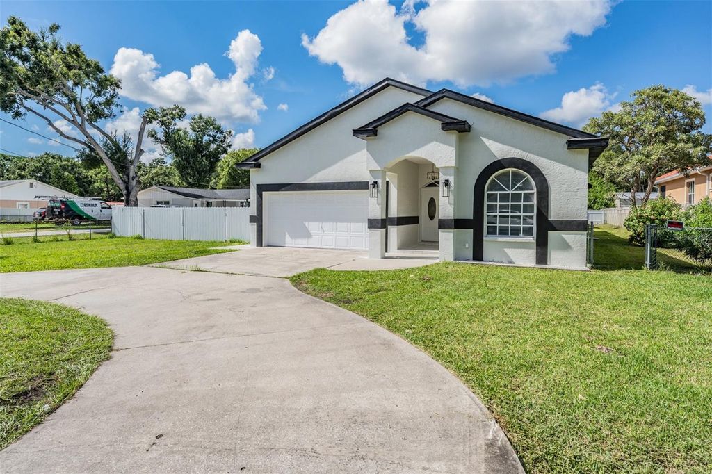 Image 10 of property listing at 8905 W HAMILTON AVENUE, Tampa, FL 33615