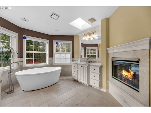 11494 Nw BLACKHAWK Dr, Portland, OR 97229