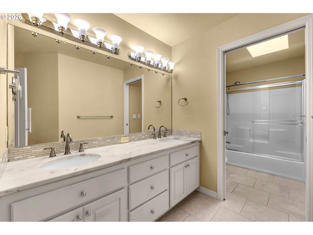 11494 Nw BLACKHAWK Dr, Portland, OR 97229