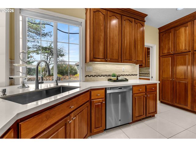 11494 Nw BLACKHAWK Dr, Portland, OR 97229