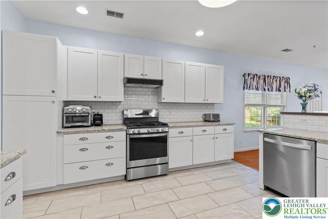 60 Glenmoor Circle North, Palmer Twp, PA 18045