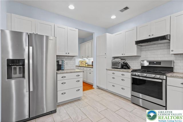 60 Glenmoor Circle North, Palmer Twp, PA 18045