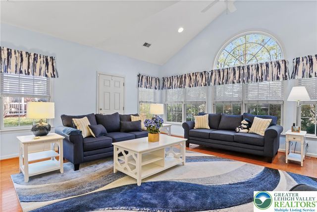 60 Glenmoor Circle North, Palmer Twp, PA 18045