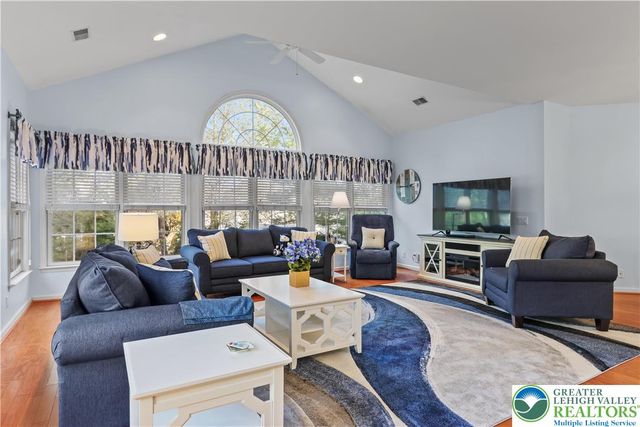 60 Glenmoor Circle North, Palmer Twp, PA 18045