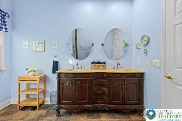 60 Glenmoor Circle North, Palmer Twp, PA 18045