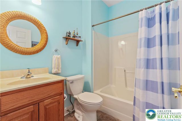 60 Glenmoor Circle North, Palmer Twp, PA 18045