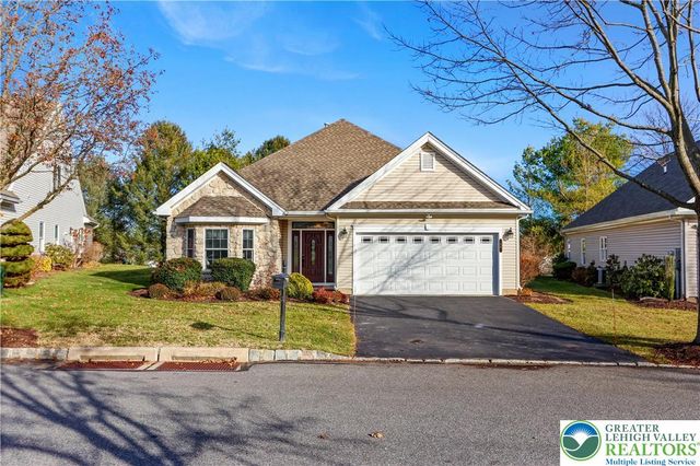 60 Glenmoor Circle North, Palmer Twp, PA 18045