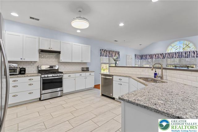 60 Glenmoor Circle North, Palmer Twp, PA 18045