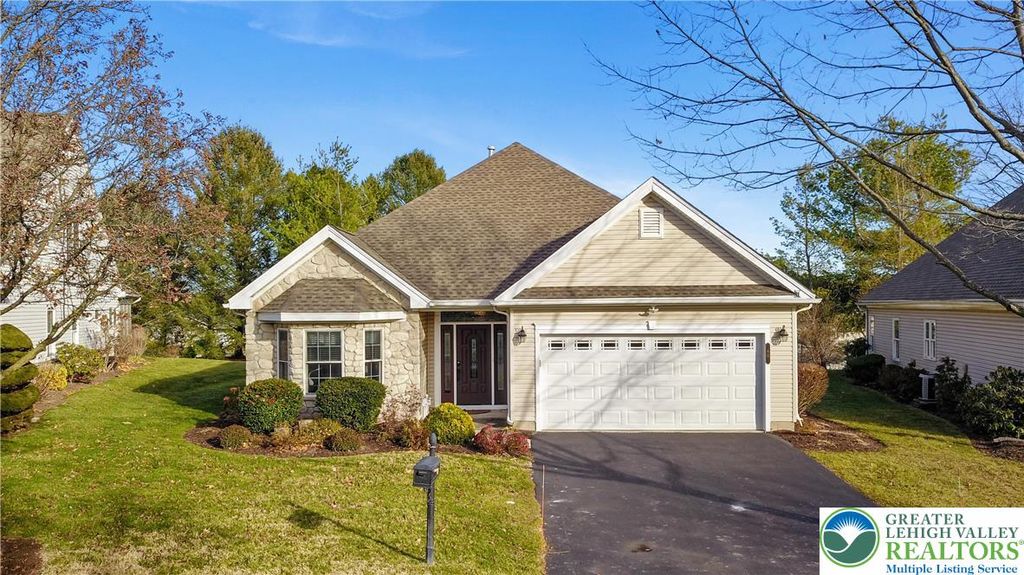 60 Glenmoor Circle North, Palmer Twp, PA 18045