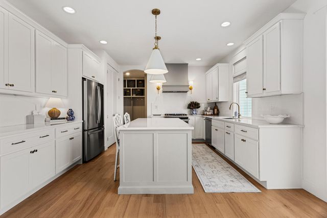 1306 Ravenwood Drive, Mahomet, IL 61853