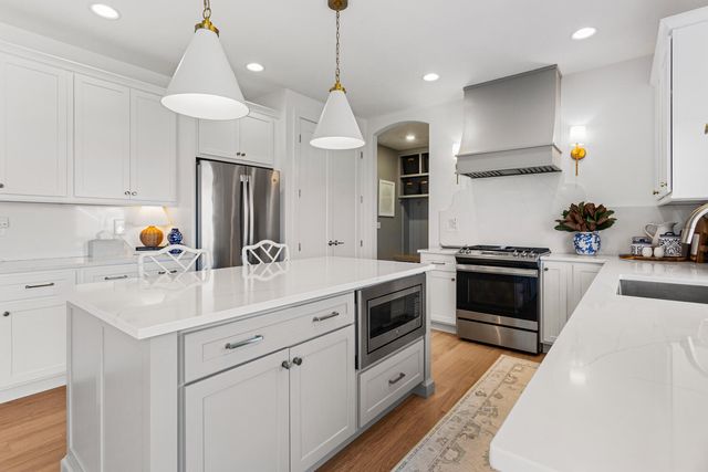 1306 Ravenwood Drive, Mahomet, IL 61853