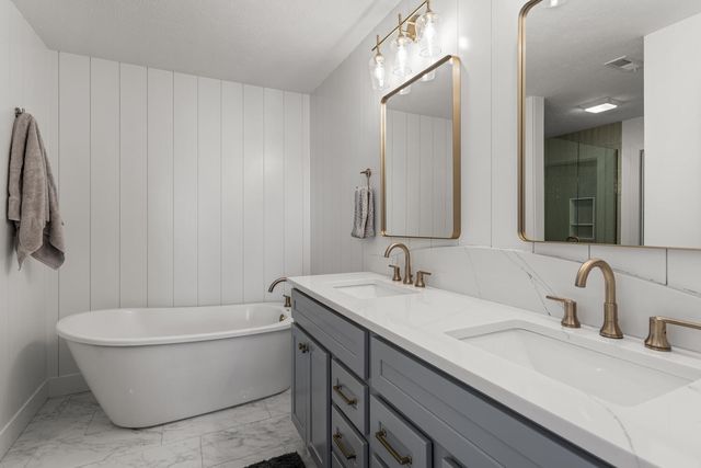 1306 Ravenwood Drive, Mahomet, IL 61853