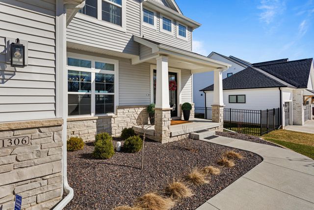 1306 Ravenwood Drive, Mahomet, IL 61853