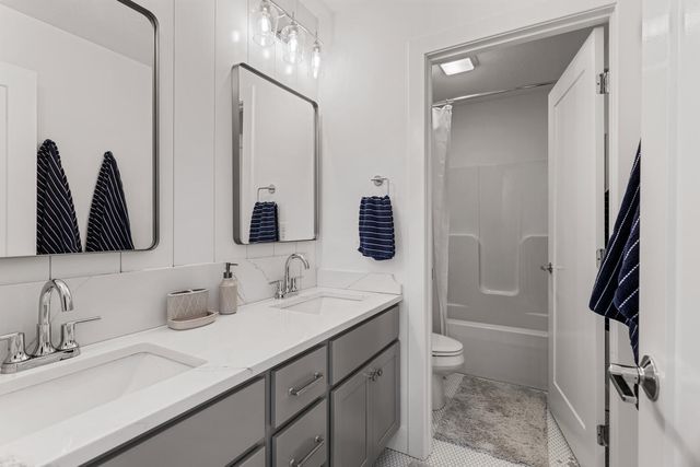 1306 Ravenwood Drive, Mahomet, IL 61853