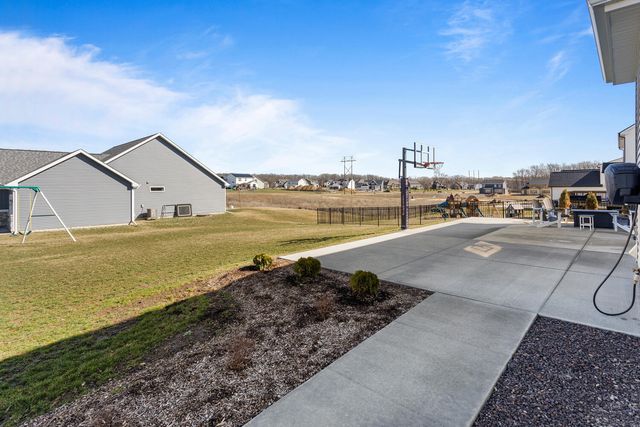 1306 Ravenwood Drive, Mahomet, IL 61853