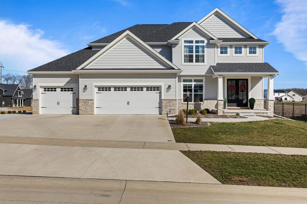 1306 Ravenwood Drive, Mahomet, IL 61853