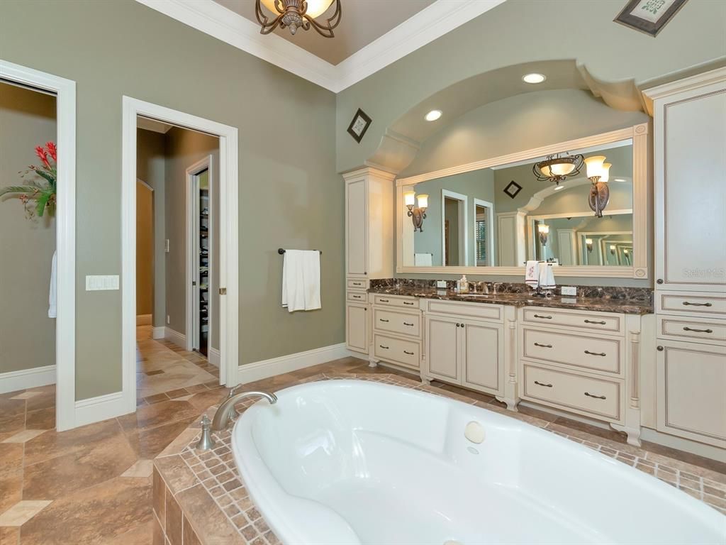 Image 39 of property listing at 8305 FARINGTON COURT, Bradenton, FL 34202