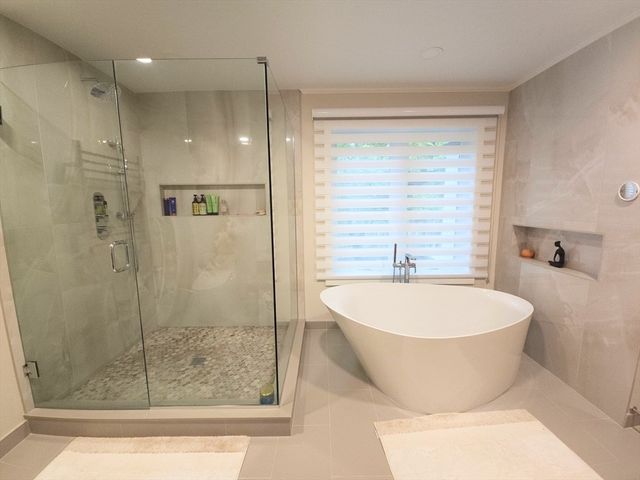 213 Nahanton St 213, Newton, MA 02459