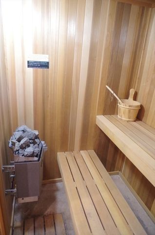 213 Nahanton St 213, Newton, MA 02459