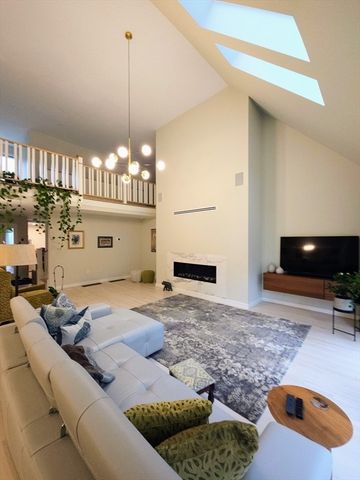 213 Nahanton St 213, Newton, MA 02459