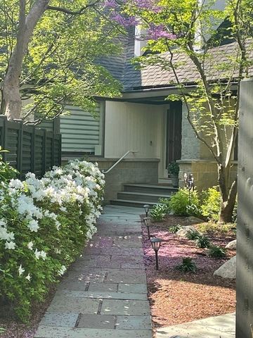 213 Nahanton St 213, Newton, MA 02459